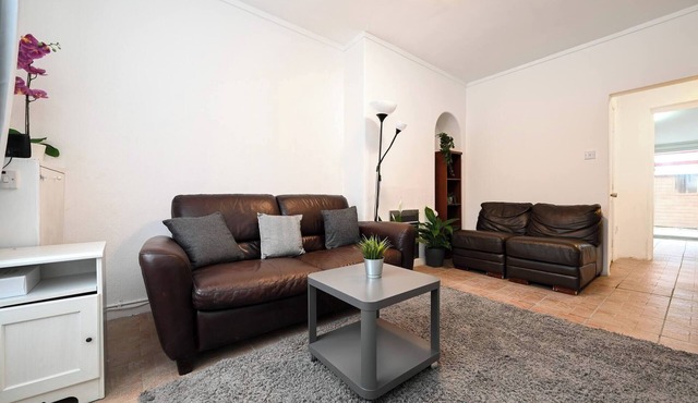 Full house 2 bedrooms, 2 bathrooms, near tube st