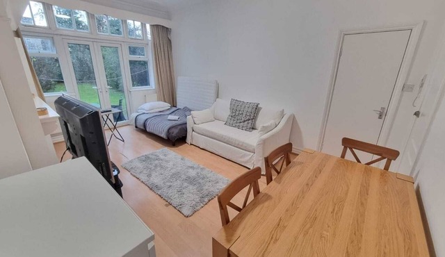 Garden Flat-Central on Golders Green Road