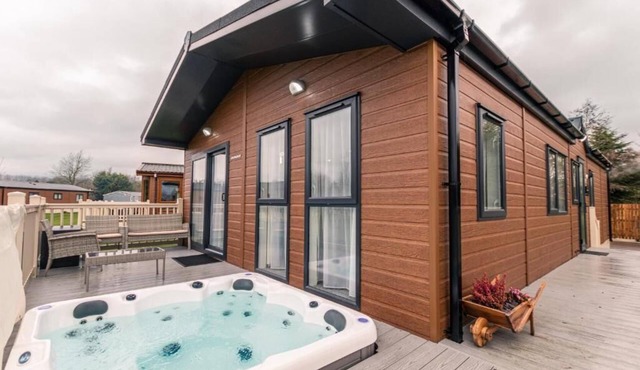 Garden View Lodge with Hot tub