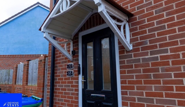 "Gateway to Birmingham: Find Your Comfort Zone at 2ndHomeStays-West Bromwich!"