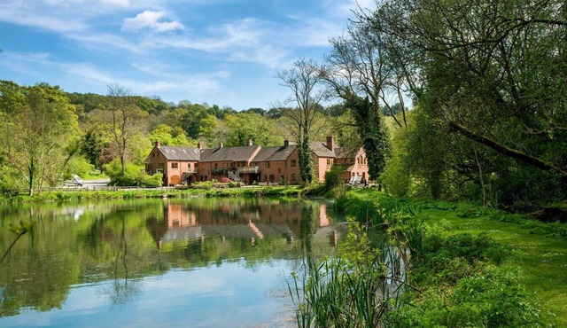 Wharf Cottage: Swimming lake, BBQ Hut, Games Room