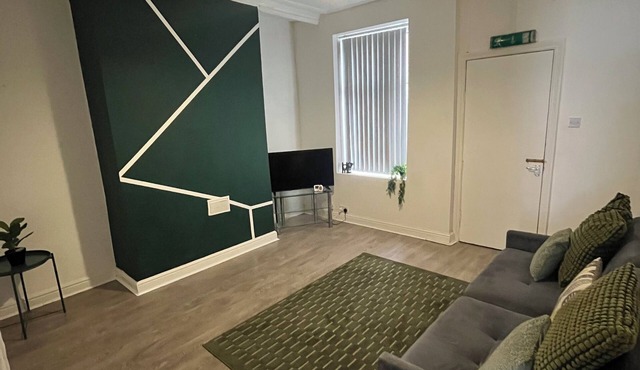 Gorgeous 5-bedroom house with WiFi in Leeds