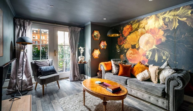 Gorgeous design 2 bed flat Barons Court Sleeps SIX