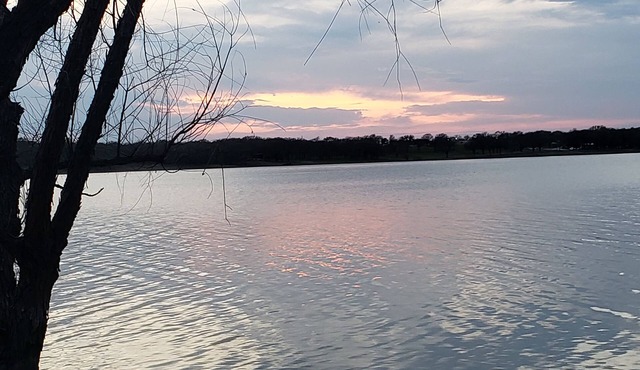 Gorgeous Hidden gem Lake front Studio. Come rewind. Pet friendly in Little Elm