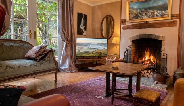 Grade II Georgian village home with real log fire