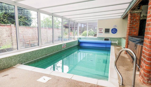 GRANARY, pet friendly, with pool in Pickering