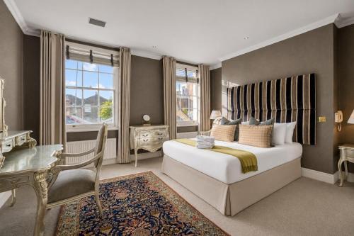 Grand 3BR Chelsea Home Sleeps 8