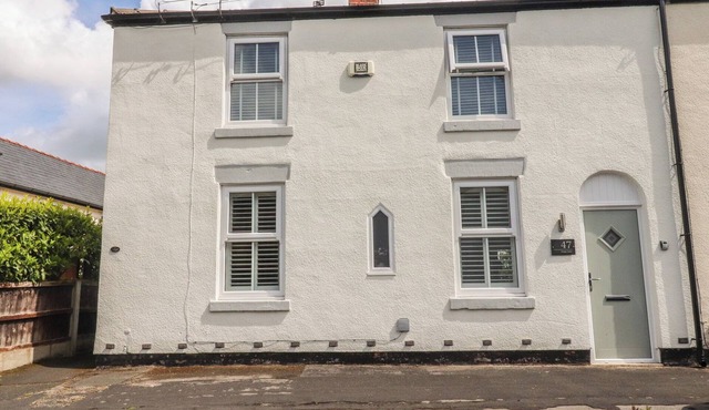 GRAPE LANE COTTAGE, pet friendly, with open fire in Croston