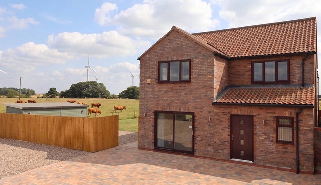 GRAVEL PIT COTTAGE, pet friendly, with hot tub in Fraisthorpe