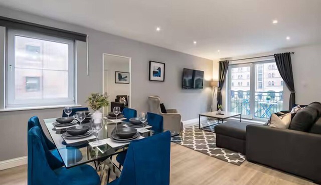 GuestReady - Chic 2bed with Balcony in Liverpool