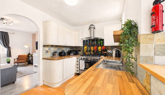 Hatfield Retreat | Parking | Spacious | Sleeps 5