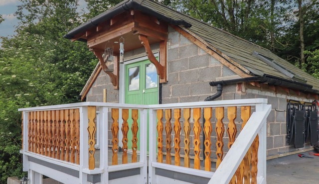 HAY LOFT AT EBENEZER CHAPEL, pet friendly, with a garden in Milwr