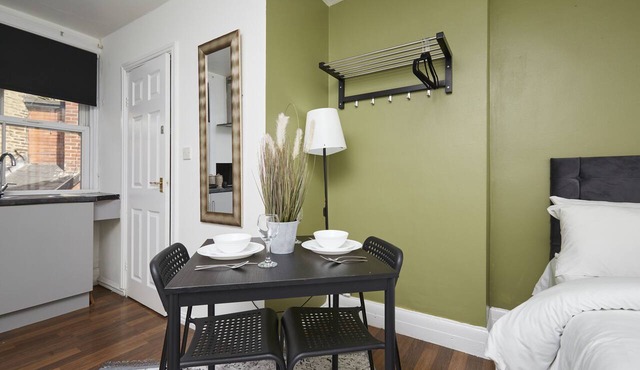 Hayy Studio Suite | Sleek, Comfy, Town Location