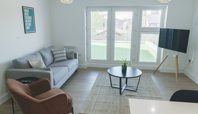 Heald Green Flat: Near Airport and EV Charger