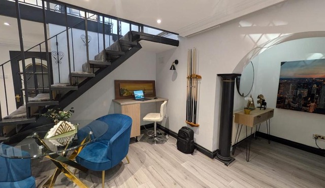 Heathrow 6B Home - Sleeps 12 Parking Garden WIFI in Colnbrook