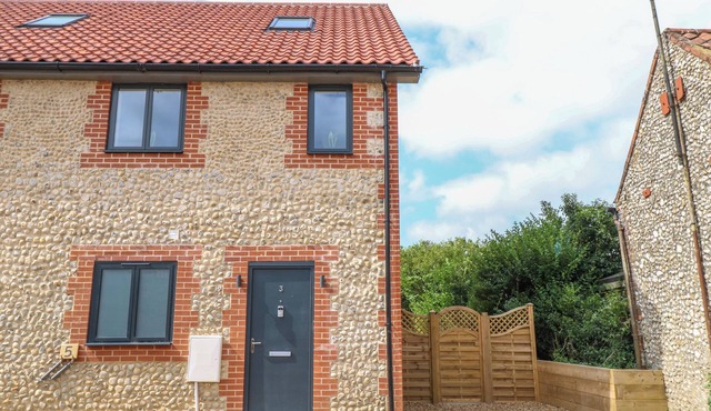HENHAM 3 BERNALEEN COTTAGES, pet friendly, with hot tub in Docking