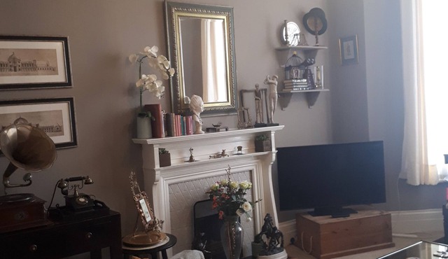 high ceiling, cosy apartment for a couple or single person