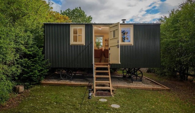 Hilltop Shepherds Hut & Hot tub with Estuary view