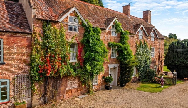 Historic 6-Bed Manor Sleeps 12 · Four-Posters & Fireplaces near Ironbridge