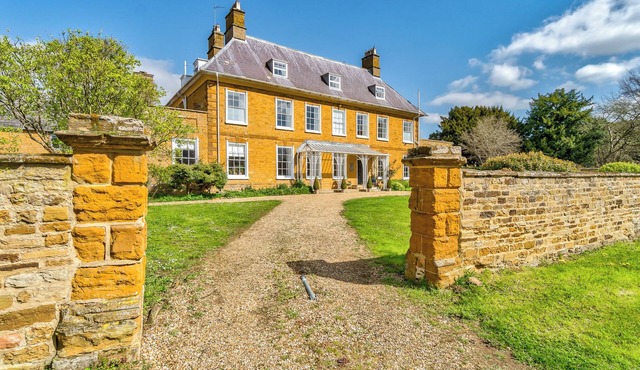 Historic Country House, Hot Tub, Group Stays of 30