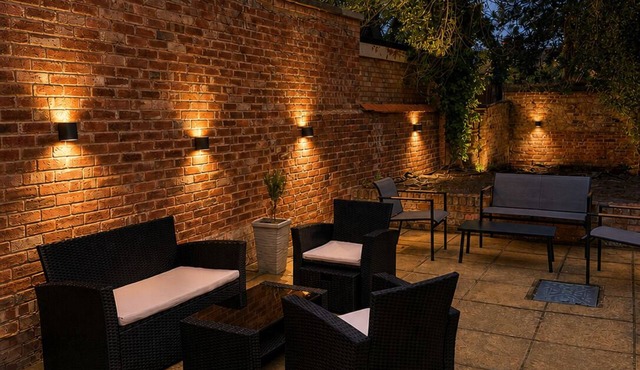 Historic High St Flat with Peaceful Garden Retreat