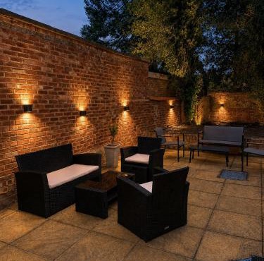 Historic High St Flat with Peaceful Garden Retreat