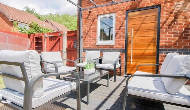 Hockley 4-Bed, Sleeps 13 w/Garden & Free Parking