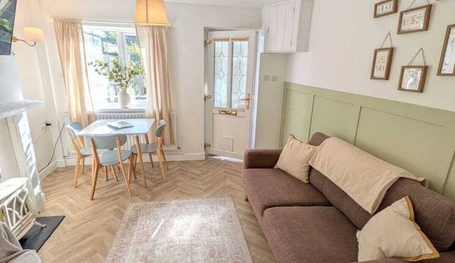 Holly Cottage in the Heart of Sherwood Forest. Dog and family friendly!