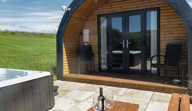 HOLLY, pet friendly, with hot tub in Ulverston