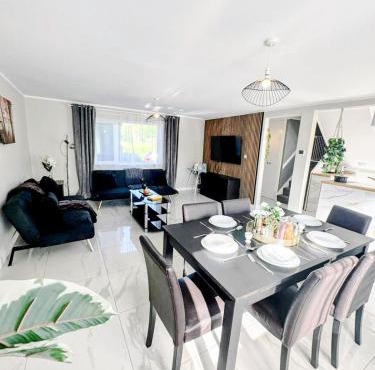 Home, but Better - Up to 11 Guests - Family & Contractor Stay in Ormesby