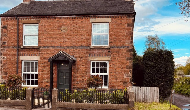 HORSESHOE COTTAGE, pet friendly, with a garden in Rushton Spencer
