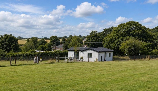 HORSESHOE LUXURY ACCESSIBLE LODGE Sleeps 5 at Fairview Farm in Ravenshead Nottingham near Sherwood Forest, Dog Friendly Farm Stay, Couples Retreat, Family Groups