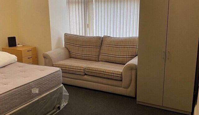 House 2 bedrooms Sleeps 4 with Parking