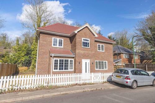 House in Wooburn Moor with River view