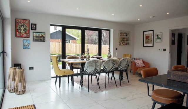 House Sleeps 10 With Enclosed Garden