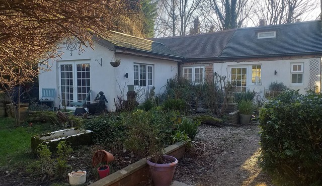 House - Sleeps 2, pet friendly & free parking