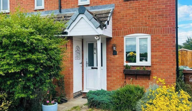 House Sleeps 4 with Parking and Garden