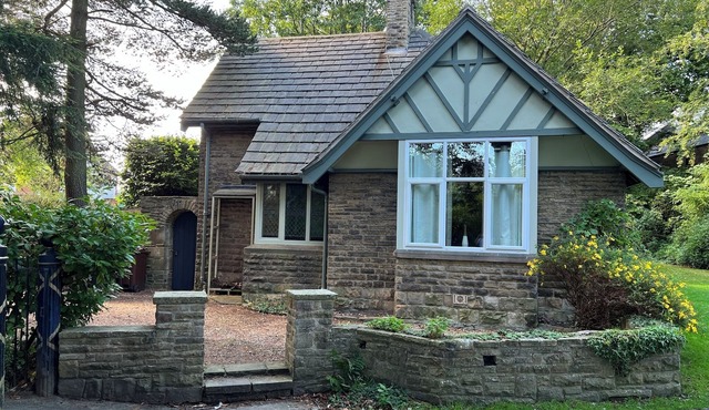 Howard Park - Oak Lodge . Peak District access with direct trains to Manchester