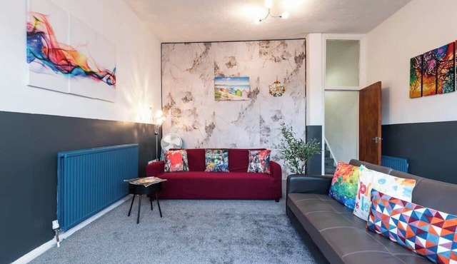 Hull Largest 6 Bedrooms House - Sleeps 13