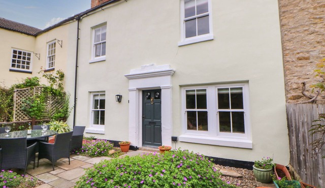 HUTCHINSON HOUSE, pet friendly, character holiday cottage in Richmond