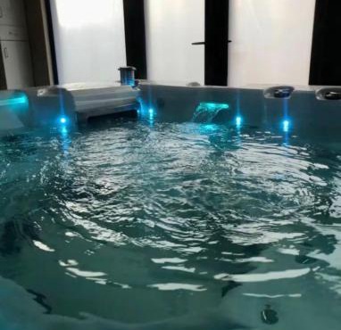 Hydro Spa Pool, Dbl Bedrm & Private Bathrm - Part private shared lived-in home