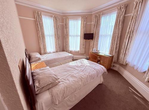 Hylands Hotel Double Room with Private Bathroom & Free Parking
