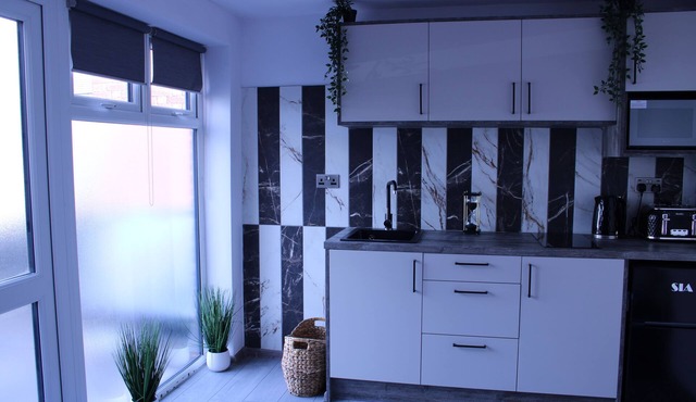 Ideal Work Stay Studio 1 - Ensuite, Kitchenette & Communal Area