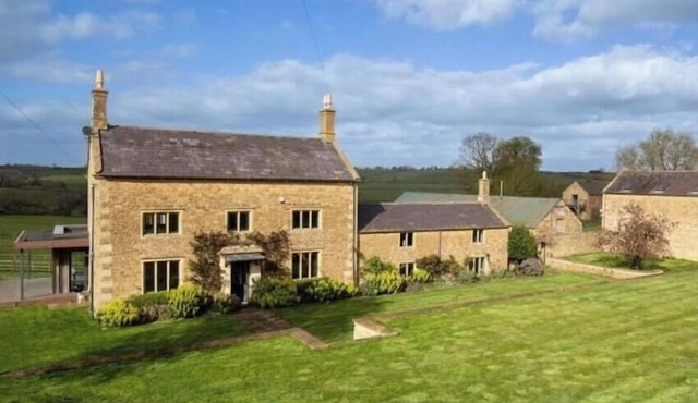 Idyllic Cotswold Farmhouse – Rural Views, Space & Group Escape for up to 12
