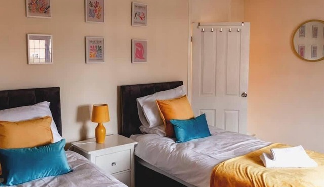 Ilford House: 3 Bedrooms, Free Parking & WiFi