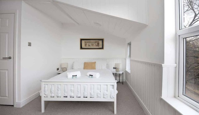 Immaculate Apartment | Historic Lincoln | Wi-Fi
