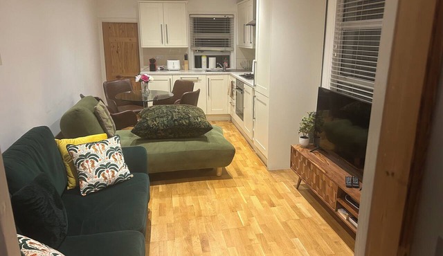 Inviting VauxhallRetreat Space with Garden that Accommodates Up to 5 Guests