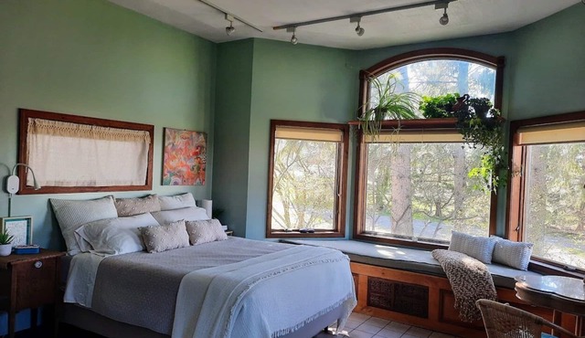 It's Here! A Restful Experience.FLX Wine Trails Garden Studio + Deck + BBQ in Interlaken