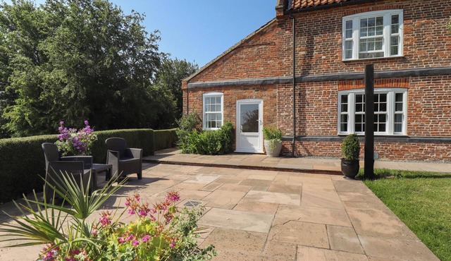 IVY HOUSE, romantic, with hot tub in Louth
