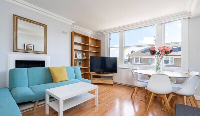 JOIVY Bright apt in West Hampstead